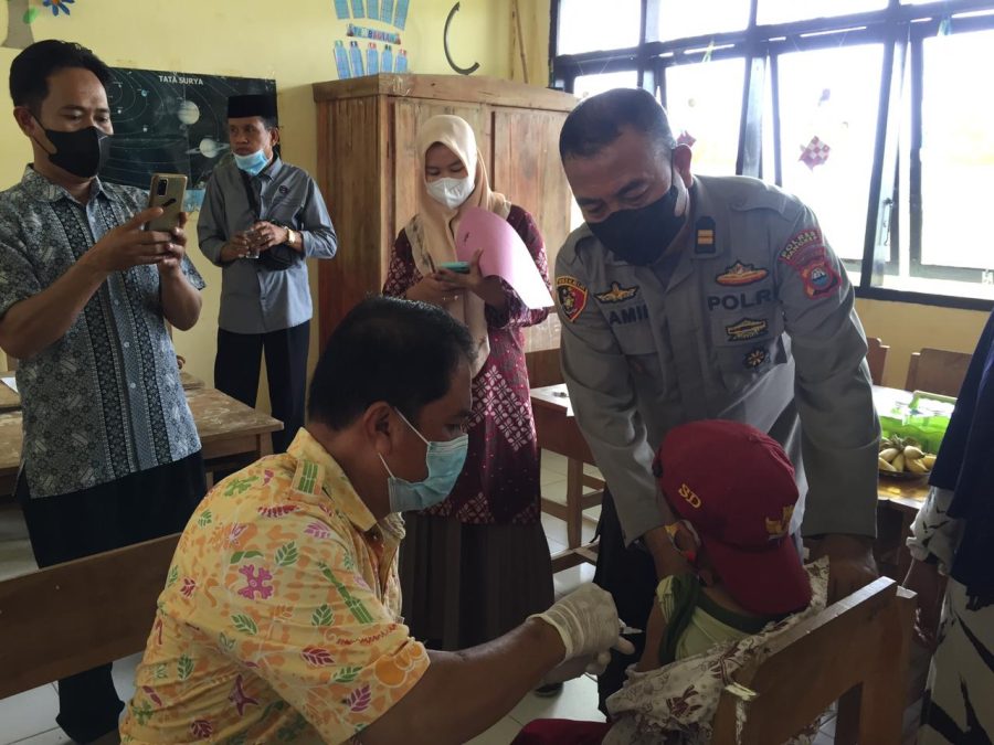 Kapolsek Mandalle Tinjau Pelaksanaan Vaksinasi Anak Di SD 31 Lempangen