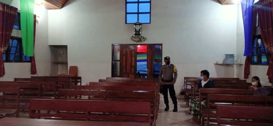 Bhabinkamtibmas Monitoring Perayaan Ibadah Natal Dan Tahun Baru Di Gereja Jamaat Pantan