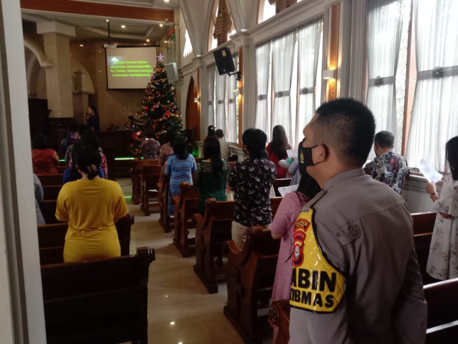 Bhabinkamtibmas Monitoring Perayaan Ibadah Natal Dan Tahun Baru Di Gereja Jamaat Pantan