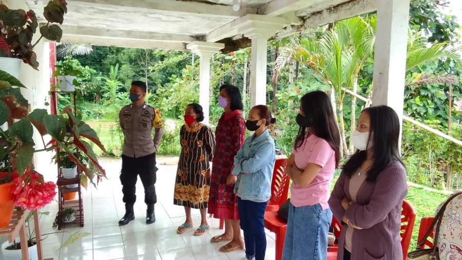 Bhabinkamtibmas Monitoring Perayaan Ibadah Natal Dan Tahun Baru Di Gereja Jamaat Pantan
