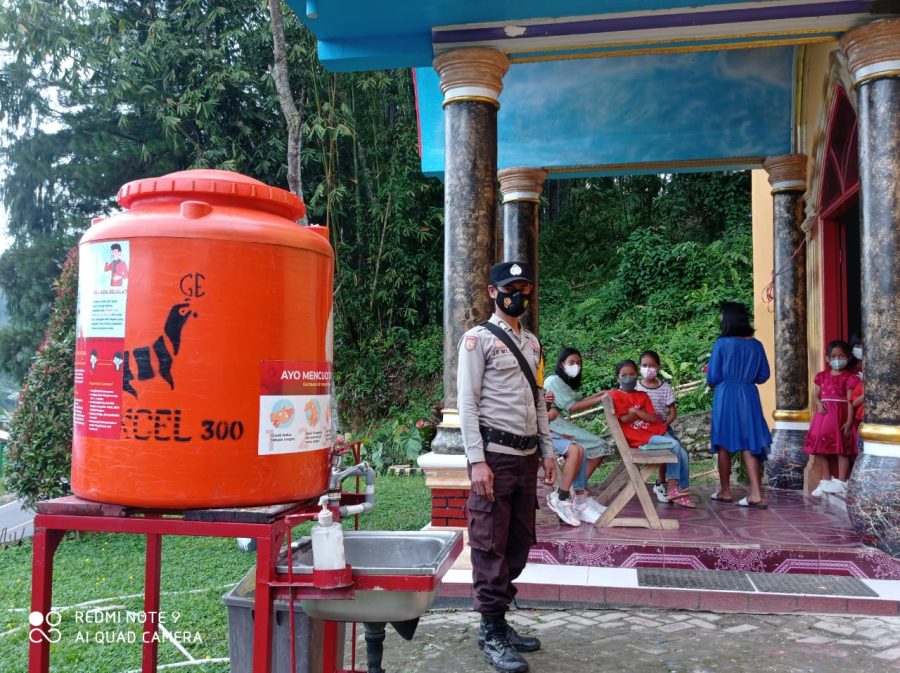 Bhabinkamtibmas Monitoring Perayaan Ibadah Natal Dan Tahun Baru Di Gereja Jamaat Pantan