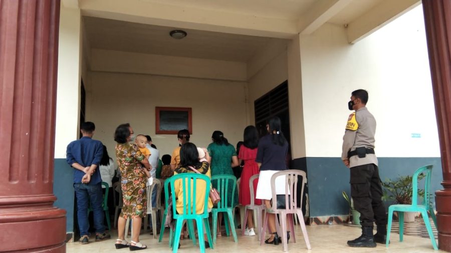 Bhabinkamtibmas Monitoring Perayaan Ibadah Natal Dan Tahun Baru Di Gereja Jamaat Pantan