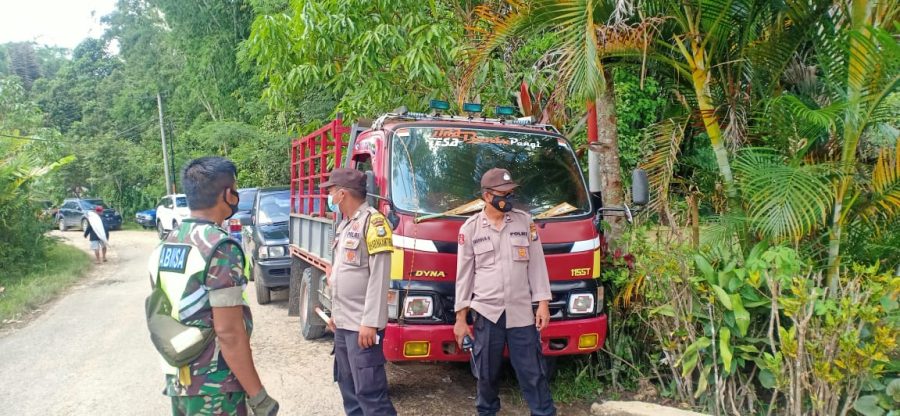 Personil Polsek Mengkendek monitoring acara adat rambu solo