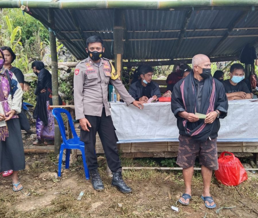 Bhabinkamtibmas Dan Babinsa Lakukan Pengawasan Prokes Acara Rambu Solo’