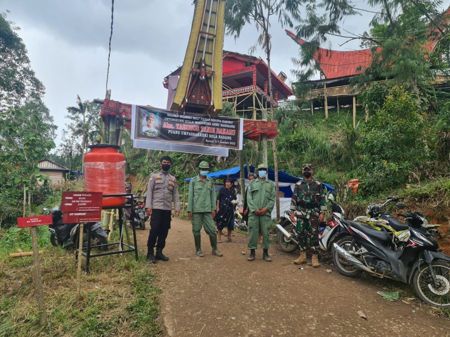 Bhabinkamtibmas Dan Babinsa Lakukan Pengawasan Prokes Acara Rambu Solo’
