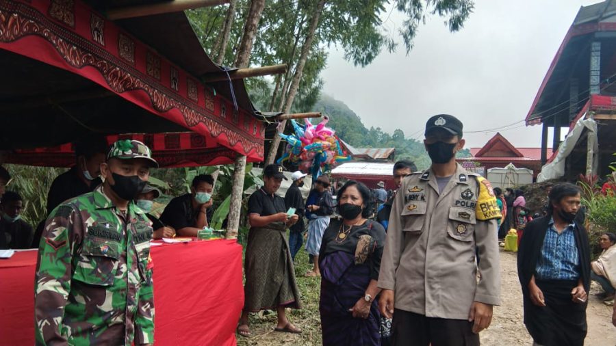 Bhabinkamtibmas Dan Babinsa Lakukan Pengawasan Prokes Acara Rambu Solo’