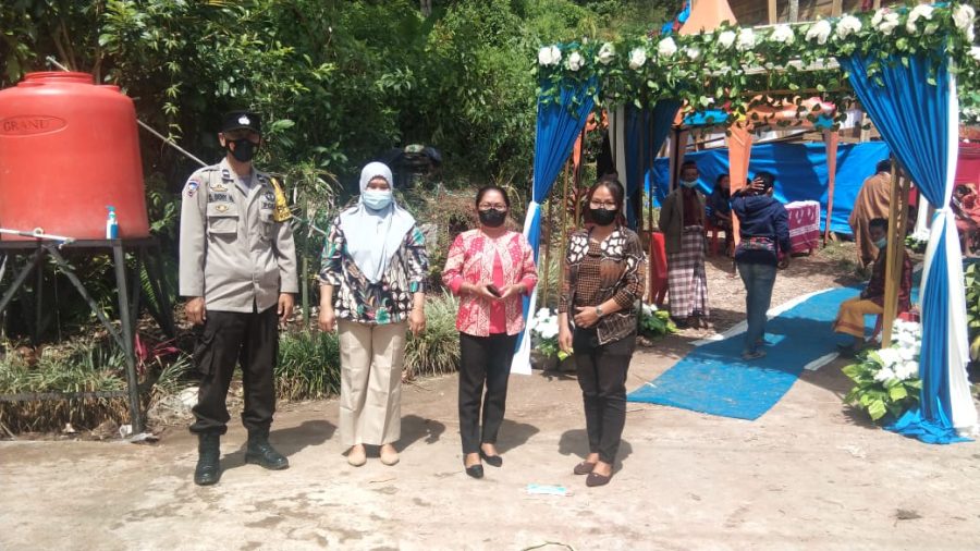 Pantau Penerapan Prokes, Bhabinkamtibmas Pengamanan rambu solo’