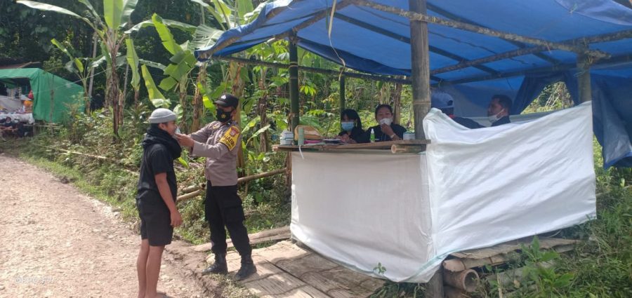 Pantau Penerapan Prokes, Bhabinkamtibmas Pengamanan rambu solo’