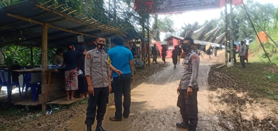 Pantau Penerapan Prokes, Bhabinkamtibmas Pengamanan rambu solo’