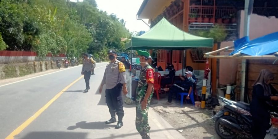 Pantau Penerapan Prokes, Bhabinkamtibmas Pengamanan rambu solo’