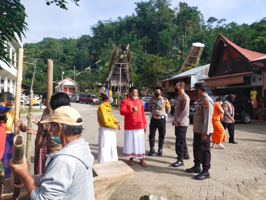 Bhabinkamtibmas Pengamanan Perayaan Ibadah Tahun Baru Di Gereja GPDI Tiberias