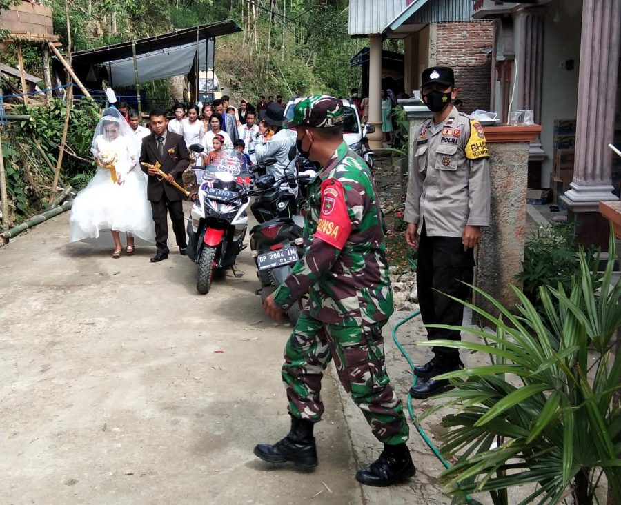 Bhabinkamtibmas Pengamanan Perayaan Ibadah Tahun Baru Di Gereja GPDI Tiberias