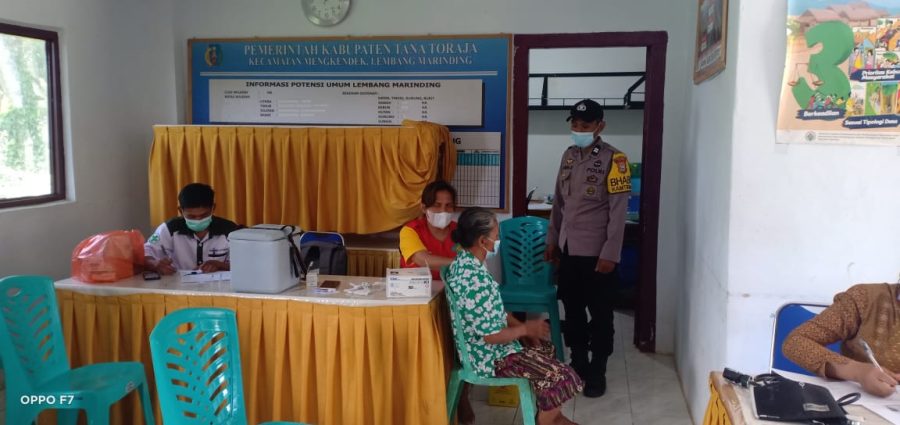 Bhabinkamtibmas pengawasan Vaksinasi di halaman kantor lurah Pantan