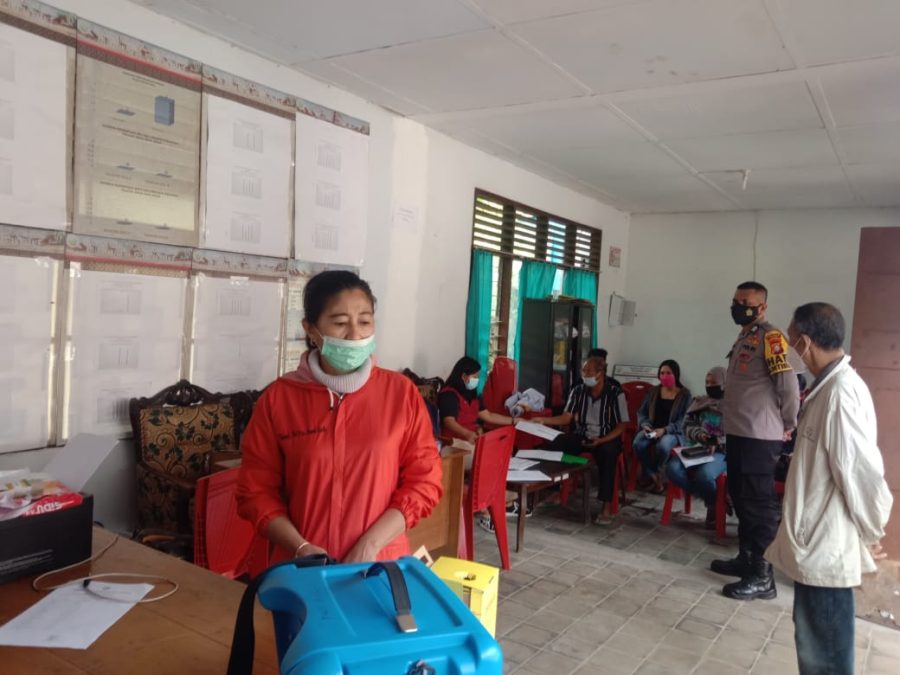 Bhabinkamtibmas pengawasan Vaksinasi di halaman kantor lurah Pantan