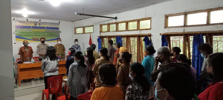 Bhabinkamtibmas dan Instansi Terkait Melakukan Razia Kartu Vaksin