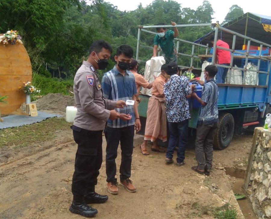 Bhabinkamtibmas dan Instansi Terkait Melakukan Razia Kartu Vaksin