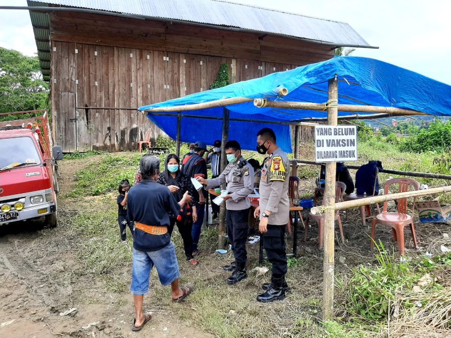 Bhabinkamtibmas dan Instansi Terkait Melakukan Razia Kartu Vaksin
