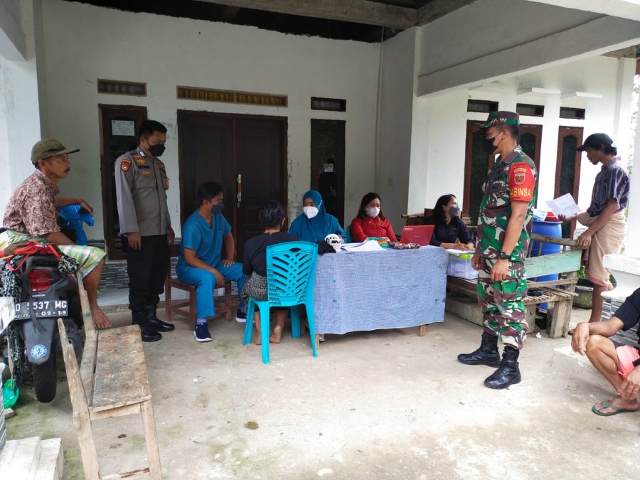 Bhabinkamtibmas dan Instansi Terkait Melakukan Razia Kartu Vaksin