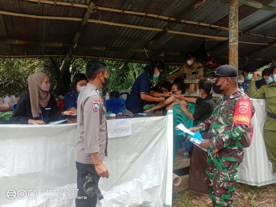 Bhabinkamtibmas dan Instansi Terkait Melakukan Razia Kartu Vaksin