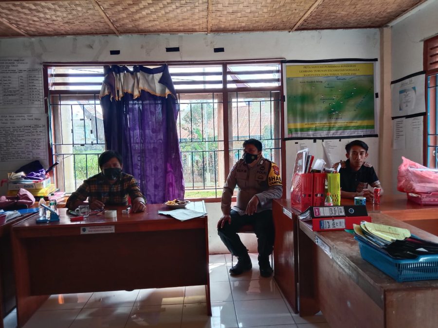 Percepatan Vaksinasi, Bhabinkamtibmas Sambangi Kantor Lembang Turunan