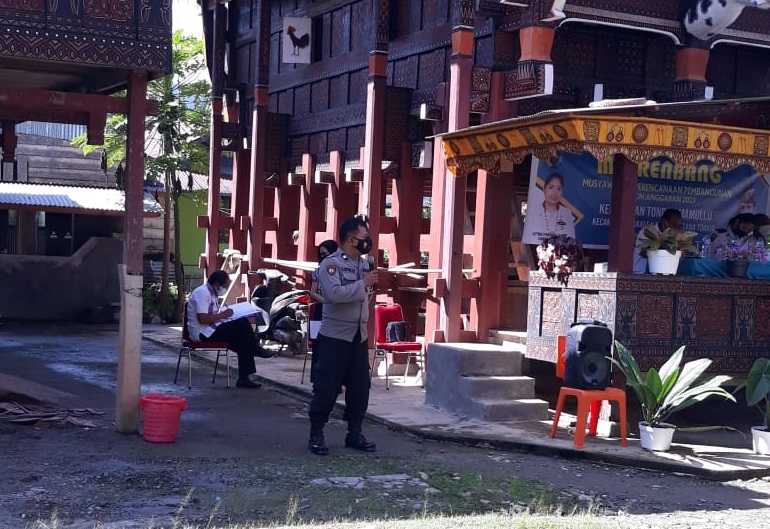 Percepatan Vaksinasi, Bhabinkamtibmas Sambangi Kantor Lembang Turunan
