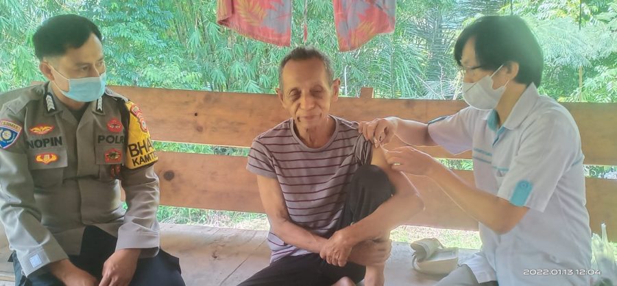 Cegah Covid 19, Bhabinkamtibmas Bripka Ahmad Firmansyah Pemantauan Prokes