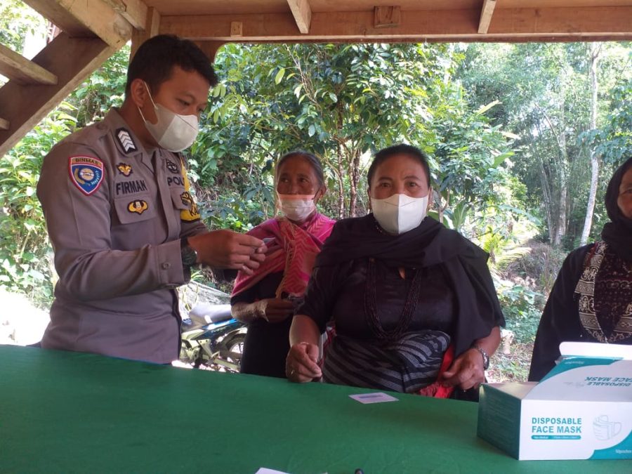 Cegah Covid 19, Bhabinkamtibmas Bripka Ahmad Firmansyah Pemantauan Prokes