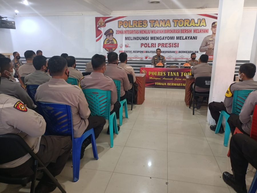 Kapolsek Makale bersama Personil Himbau Penerapan Prokes pada acara Rambu solo