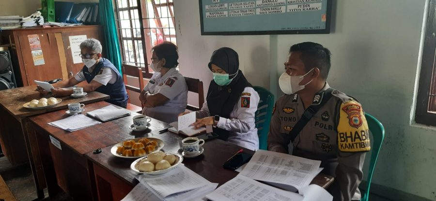 Pemeriksaan Kartu Vaksin, Bhabinkamtibmas Melakukan Pengawasan Protokol Kesehatan
