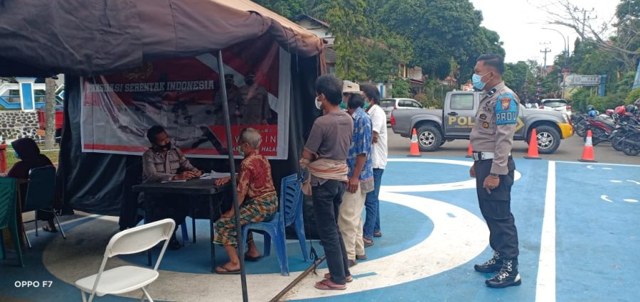 Pemeriksaan Kartu Vaksin, Bhabinkamtibmas Melakukan Pengawasan Protokol Kesehatan