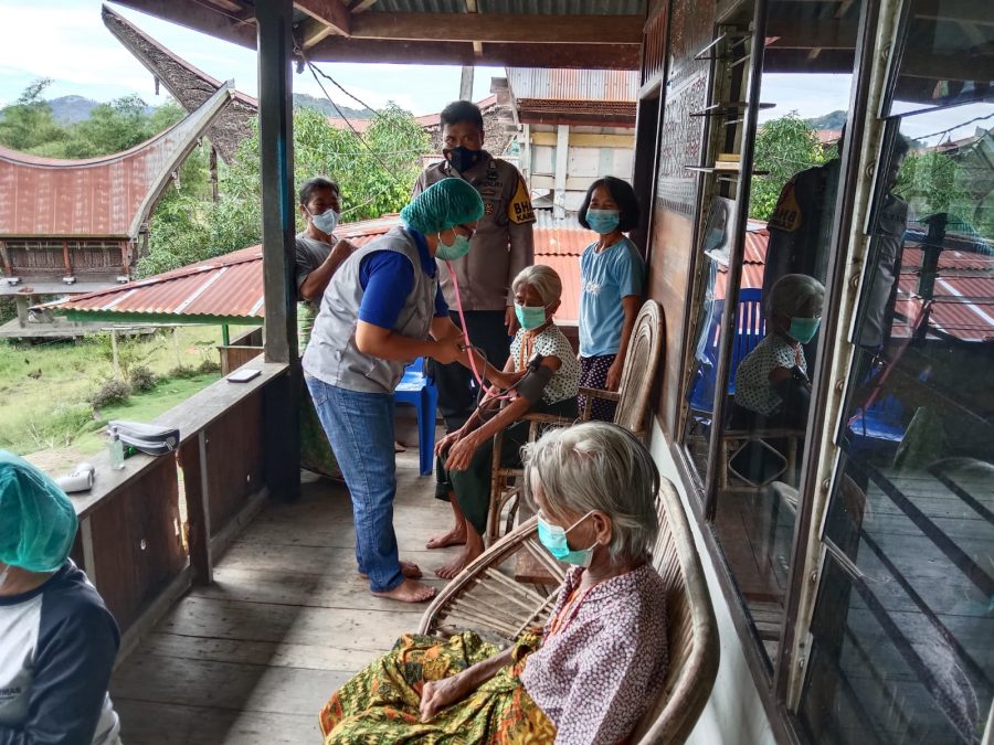 Kapolsek Sangalla pengawasan penyaluran BLT- DL tahap X – XII tahun 2021