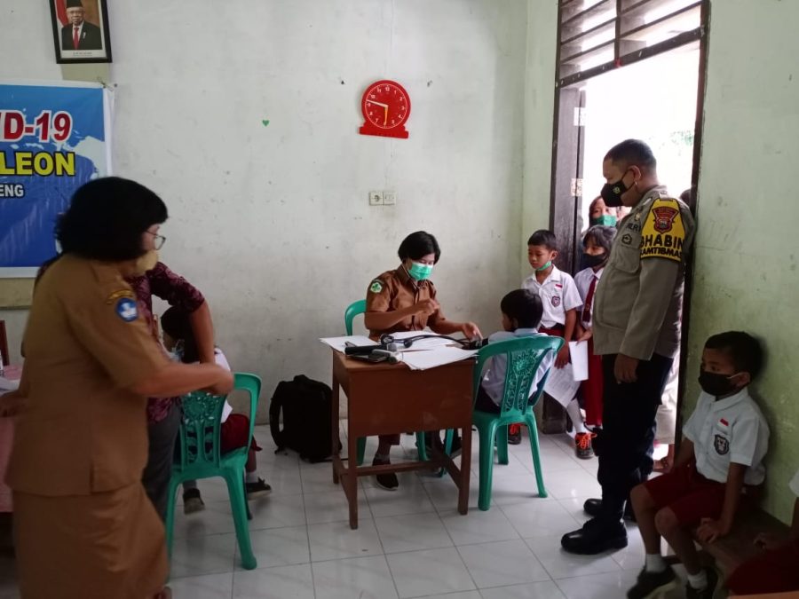 Bhabinkamtibmas Polsek Makale Memantau persiapan penguburan Warga binaan