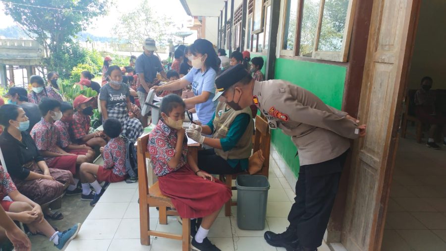 Kapolsek Makale bersama Bhabinkamtibmas pemantauan Vaksinasi Covid-19