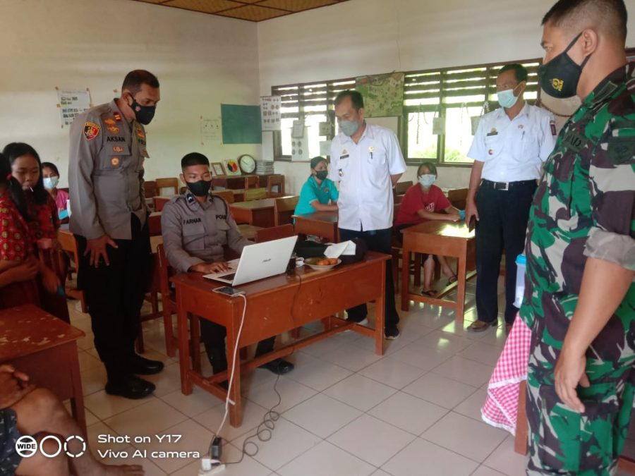 Kapolsek Makale bersama Bhabinkamtibmas pemantauan Vaksinasi Covid-19