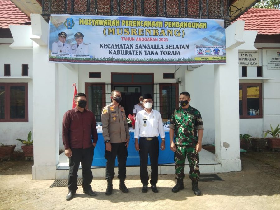 Kapolsek Makale bersama Bhabinkamtibmas pemantauan Vaksinasi Covid-19