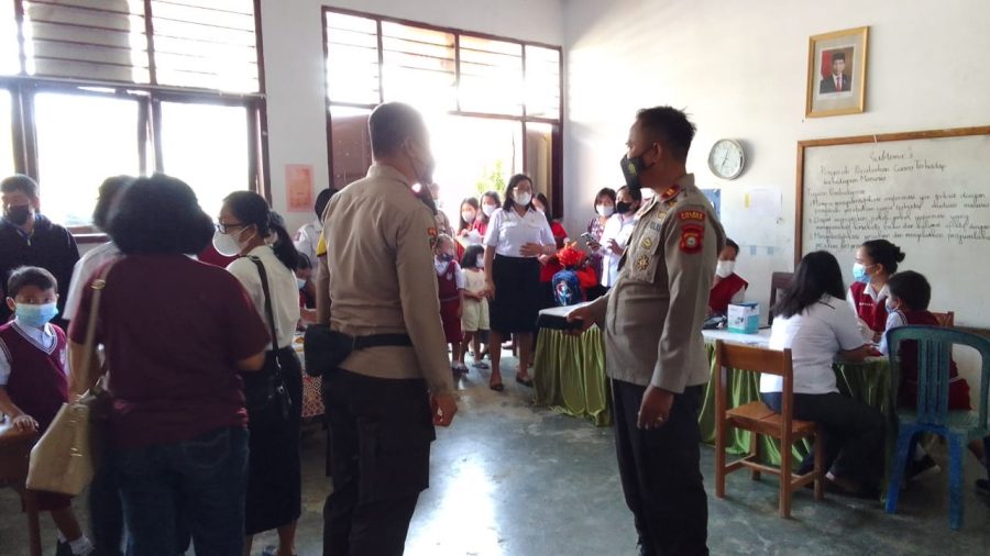 Kapolsek Makale pemantauan Vaksinasi Covid-19 di SD Kalumpang
