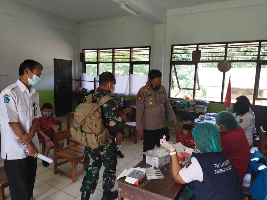 Kapolsek Makale bersama Bhabinkamtibmas pemantauan Vaksinasi Covid-19