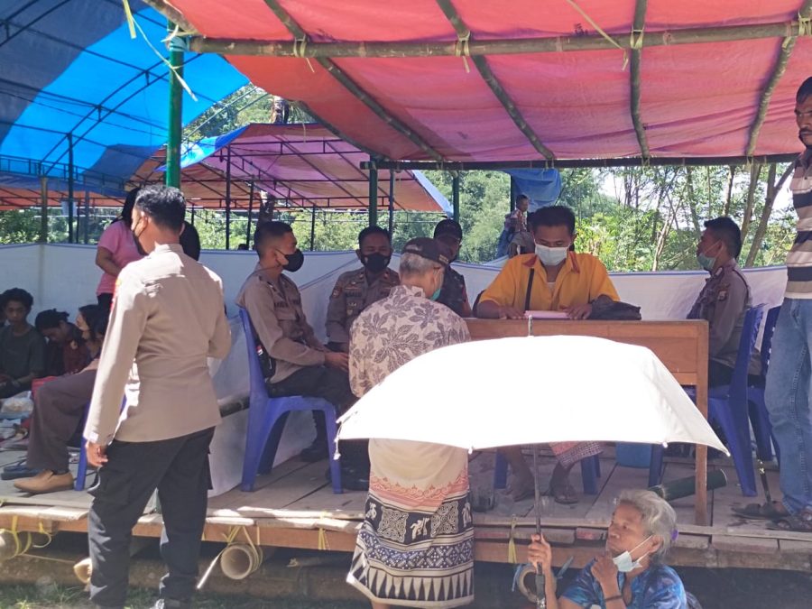 Kapolsek Makale bersama Bhabinkamtibmas pemantauan Vaksinasi Covid-19