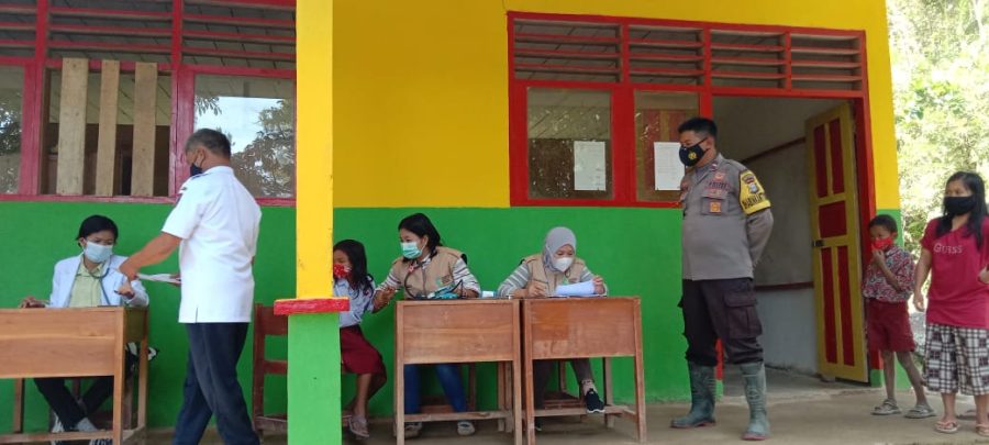 Kapolsek Makale bersama Bhabinkamtibmas pemantauan Vaksinasi Covid-19