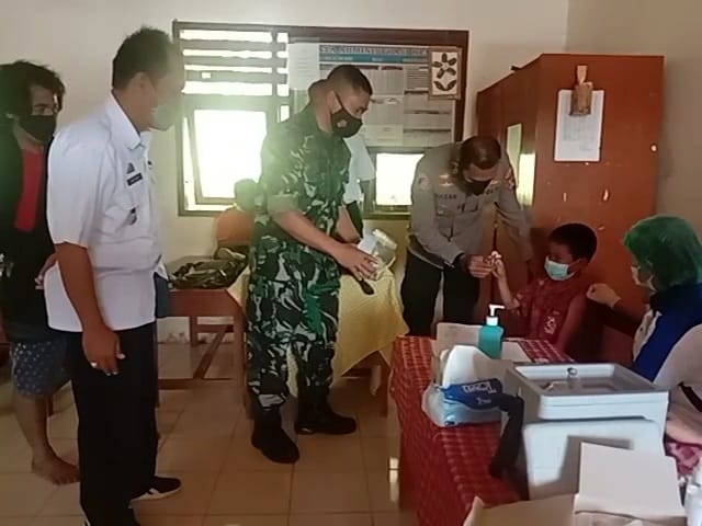 Kapolsek Makale pemantauan Vaksinasi Covid-19 di SD Kalumpang