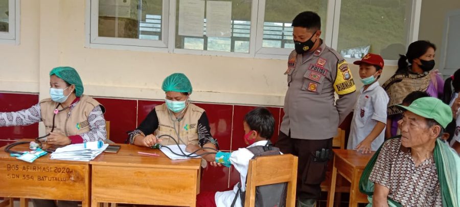 Kapolsek Makale pemantauan Vaksinasi Covid-19 di SD Kalumpang