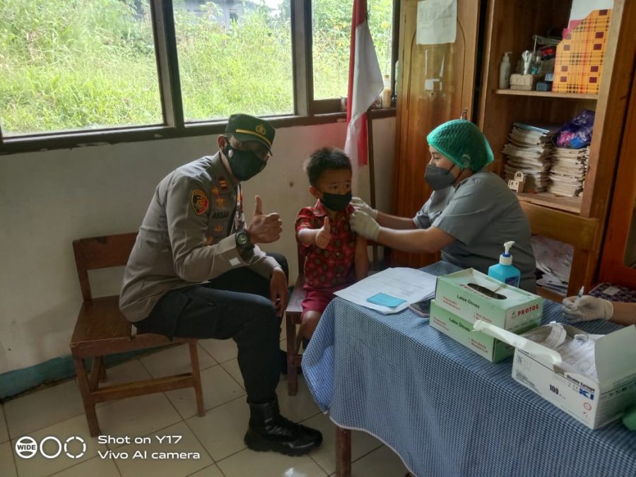 Kapolsek Makale pemantauan Vaksinasi Covid-19 di SD Kalumpang