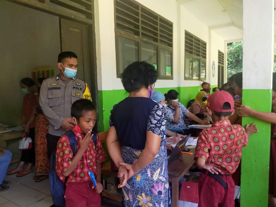 Kapolsek Makale pemantauan Vaksinasi Covid-19 di SD Kalumpang