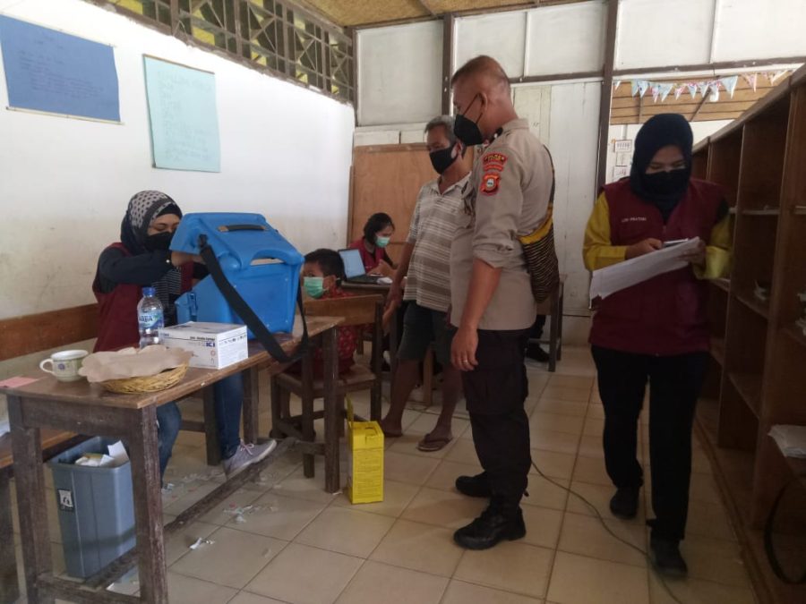 Kapolsek Makale pemantauan Vaksinasi Covid-19 di SD Kalumpang