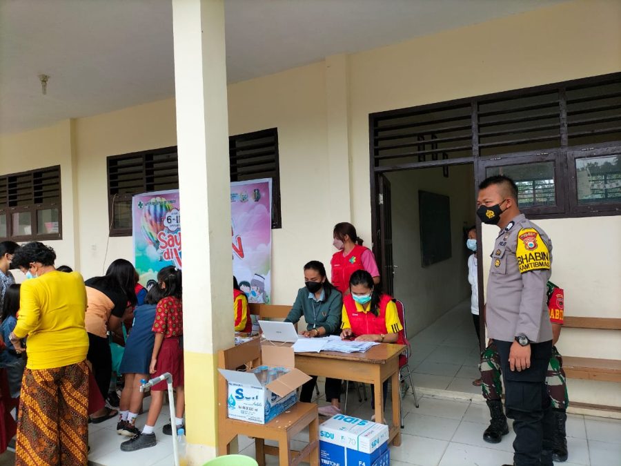 Kapolsek Makale pemantauan Vaksinasi Covid-19 di SD Kalumpang