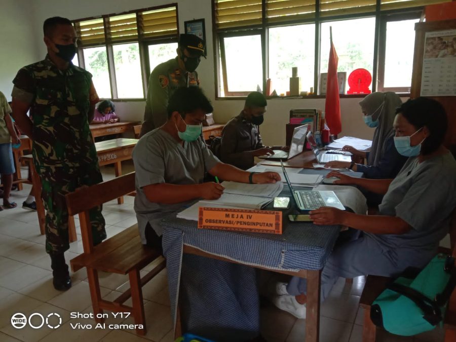 Kapolsek Makale pemantauan Vaksinasi Covid-19 di SD Kalumpang