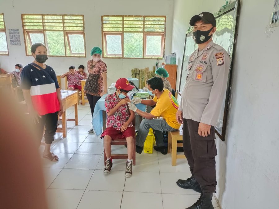 Kapolsek Makale pemantauan Vaksinasi Covid-19 di SD Kalumpang