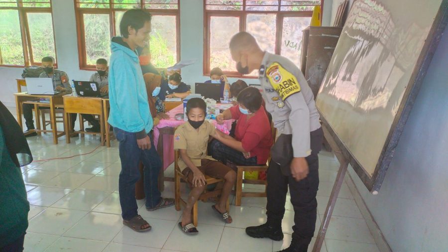 Kapolres Tana Toraja didampingi Kapolsek Makale pemantauan Pelaksanaan Vaksinasi Covid-19