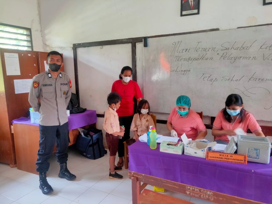 Kapolres Tana Toraja didampingi Kapolsek Makale pemantauan Pelaksanaan Vaksinasi Covid-19