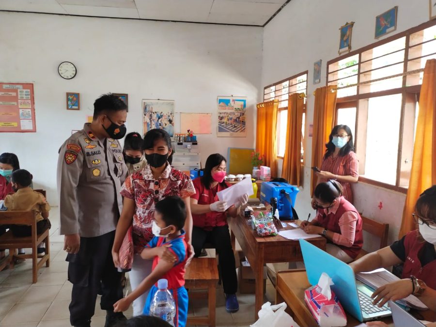 Kapolres Tana Toraja didampingi Kapolsek Makale pemantauan Pelaksanaan Vaksinasi Covid-19